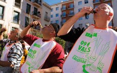 Gente comiendo calçots en Valls
