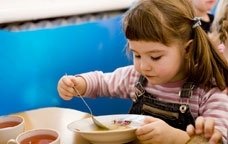 nena a menjador escolar