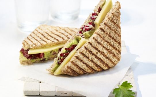 Sandwich de aguacate con Emmentaler AOP