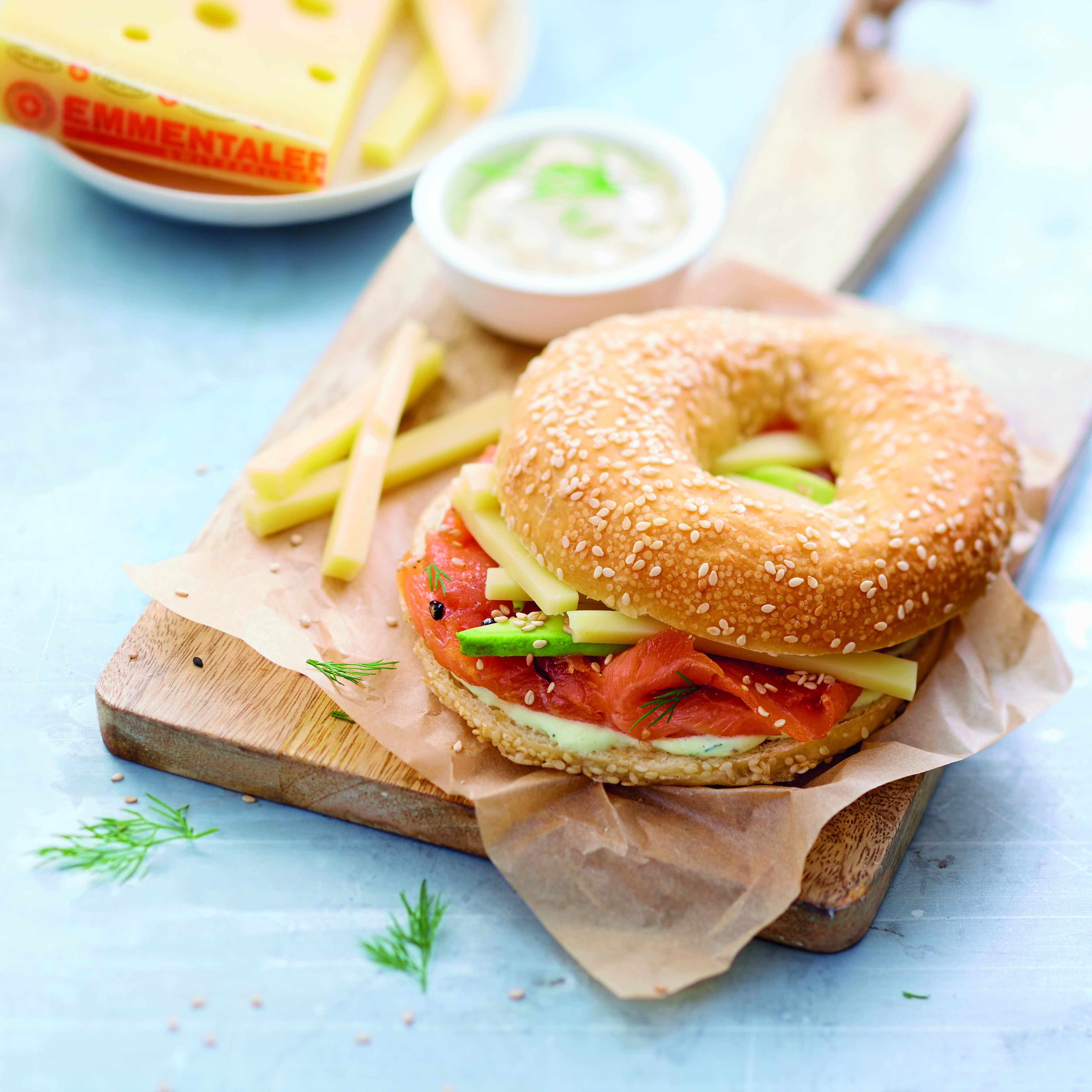 Bagel amb Emmentaler AOP, salmó fumat, alvocat i 'wasabi'