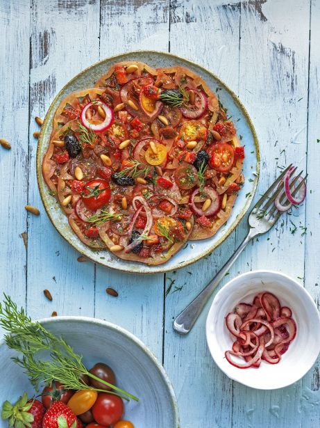 Carpaccio de tomàquets, maduixes, anet i olives negres