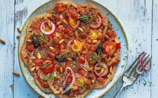 Carpaccio de tomàquets, maduixes, anet i olives negres