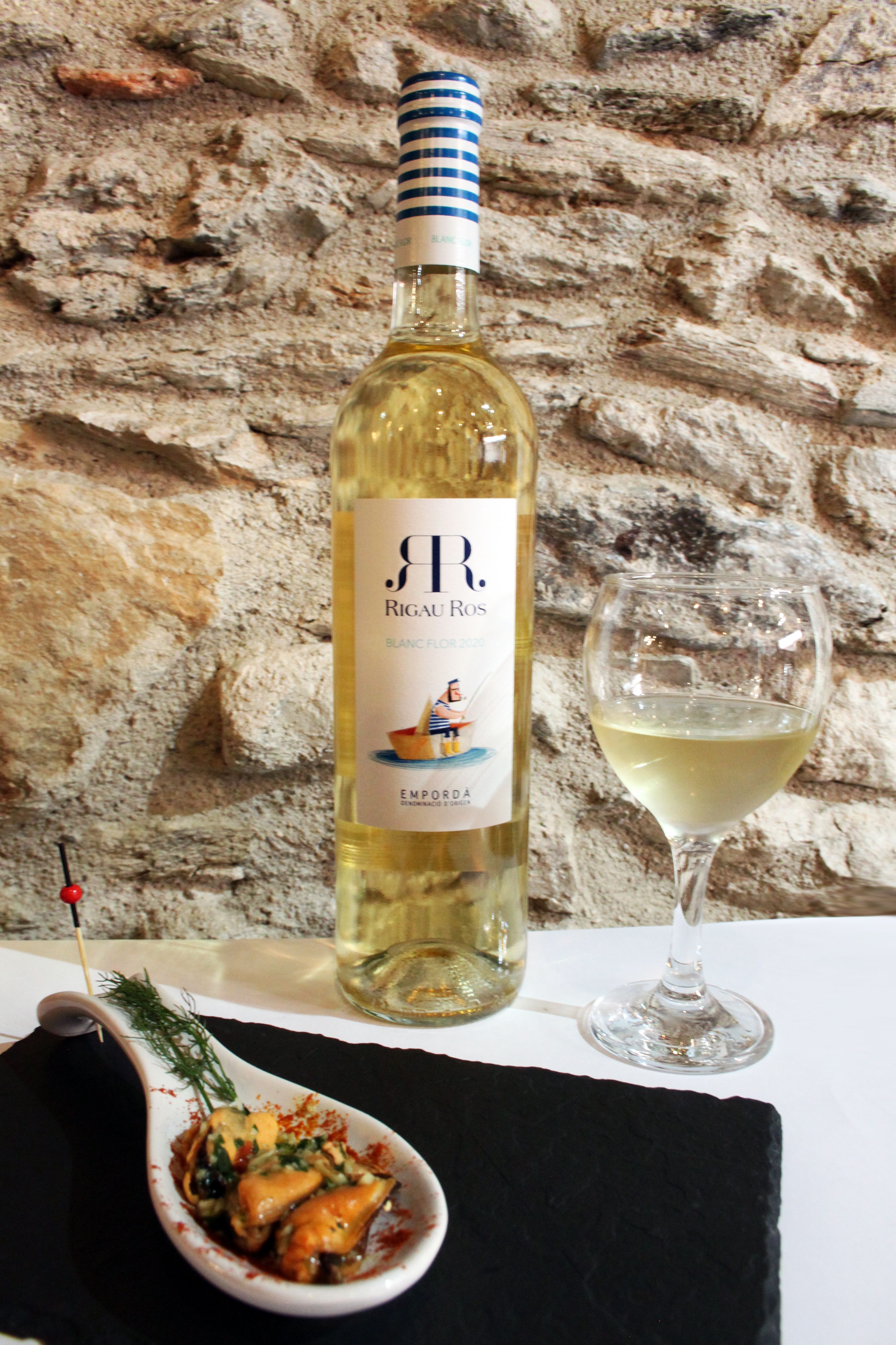 Tapa del celler Picasso amb un vi d'Oliveda