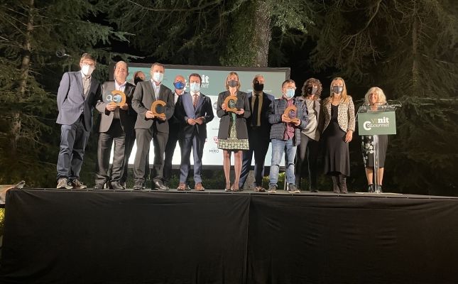 Tots els premiats de la VI Nit del Gourmet Català amb les autoritats presents a l’acte de lliurament de premis