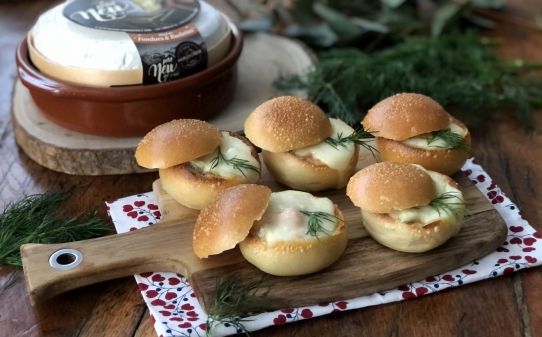 Panecillos rellenos de salmón ahumado y queso Petit Neu de Cadí