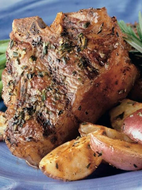 Chuletas de cordero al romero con patatas asadas