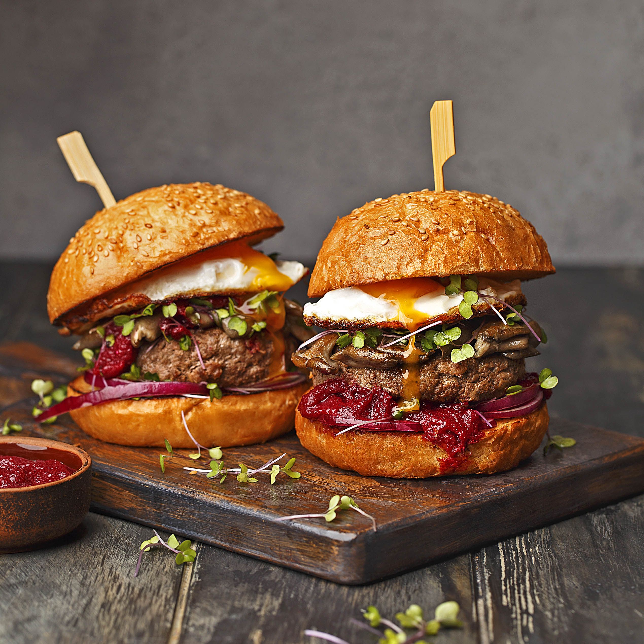 Hamburguesa de vedella amb hummus de remolatxa i ou ferrat