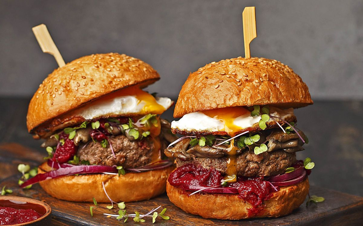 Hamburguesa de vedella amb hummus de remolatxa i ou ferrat