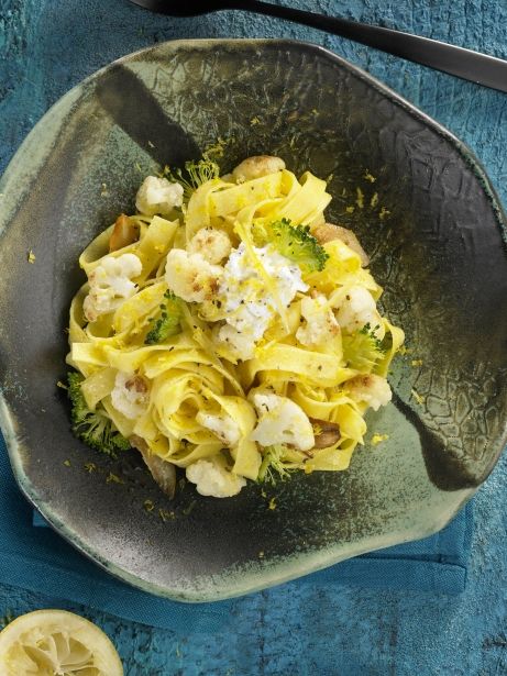 Tagliatelle al limón con verduras de invierno y ricotta