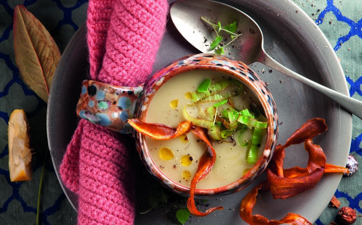 Crema de xirivia amb poma i xips de moniato
