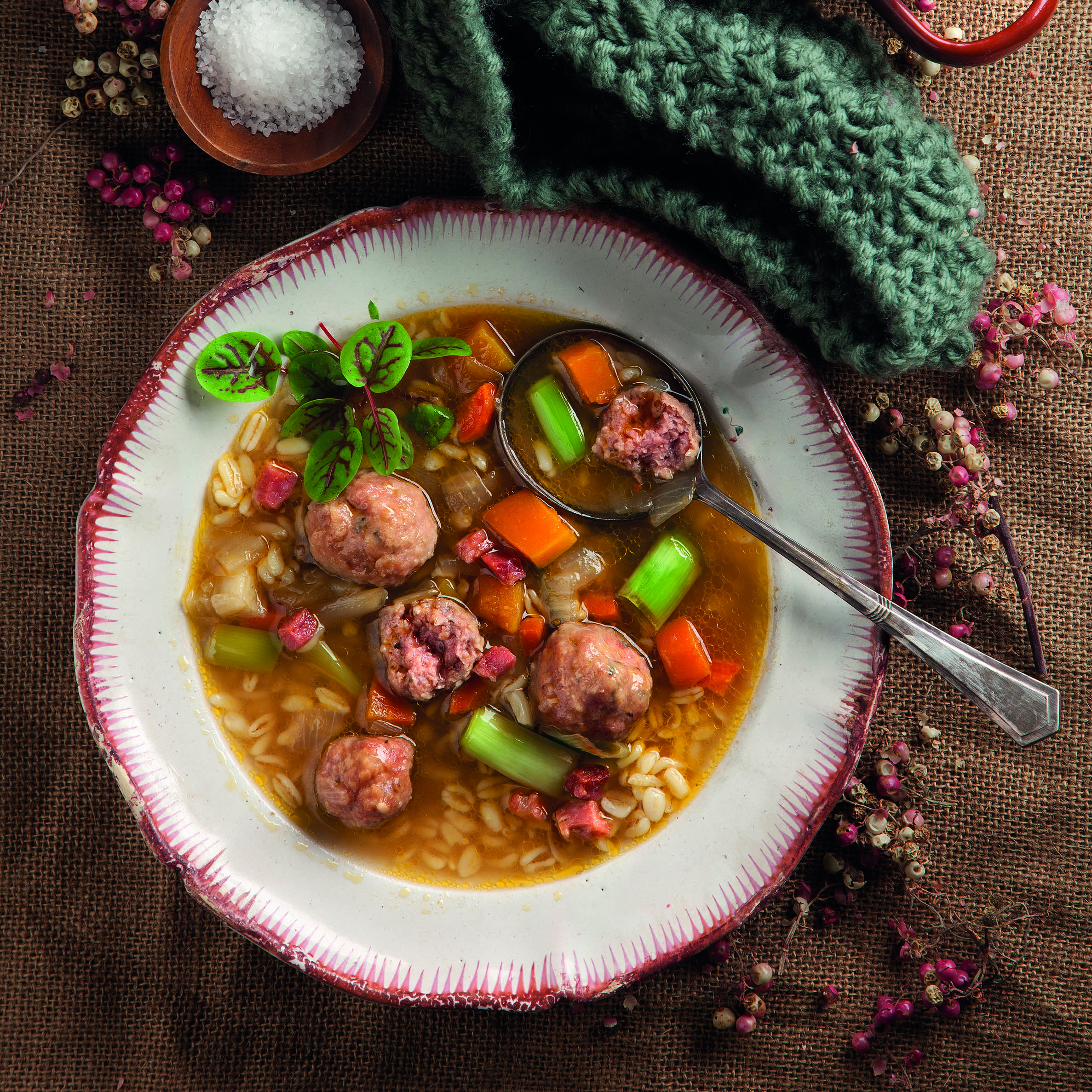 Sopa amb mandonguilles i verdures d'hivern