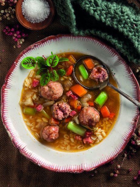 Sopa con albóndigas y verduras de invierno