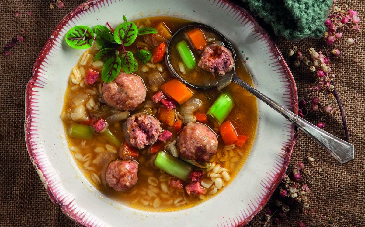 Sopa amb mandonguilles i verdures d'hivern