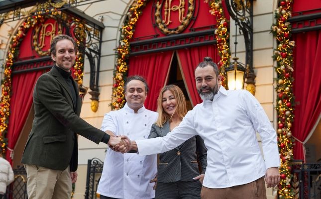 El xef sevillà i responsables de l'hotel davant d'El Palace Barcelona