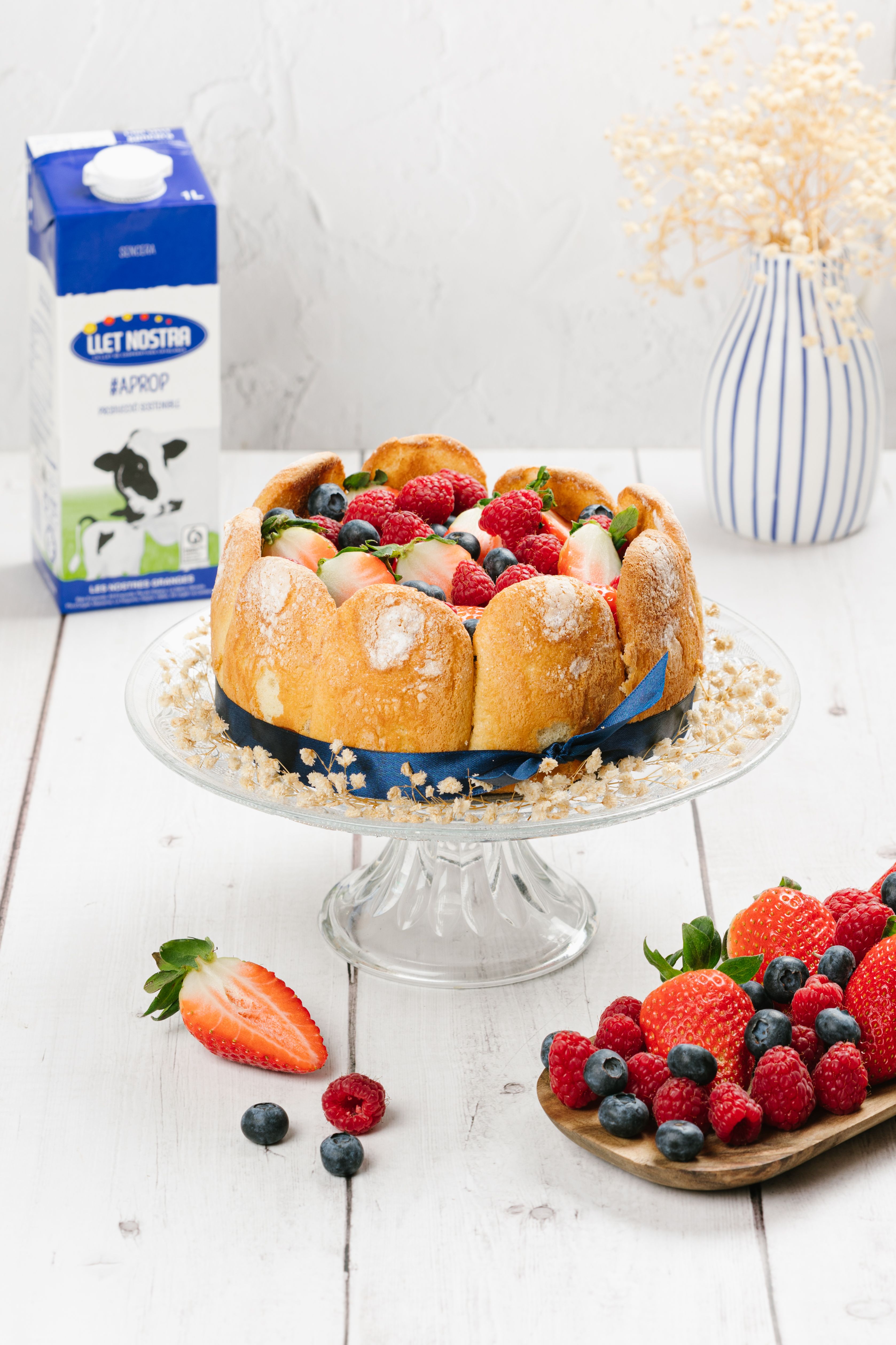 Carlota de crema cremada amb fruits vermells