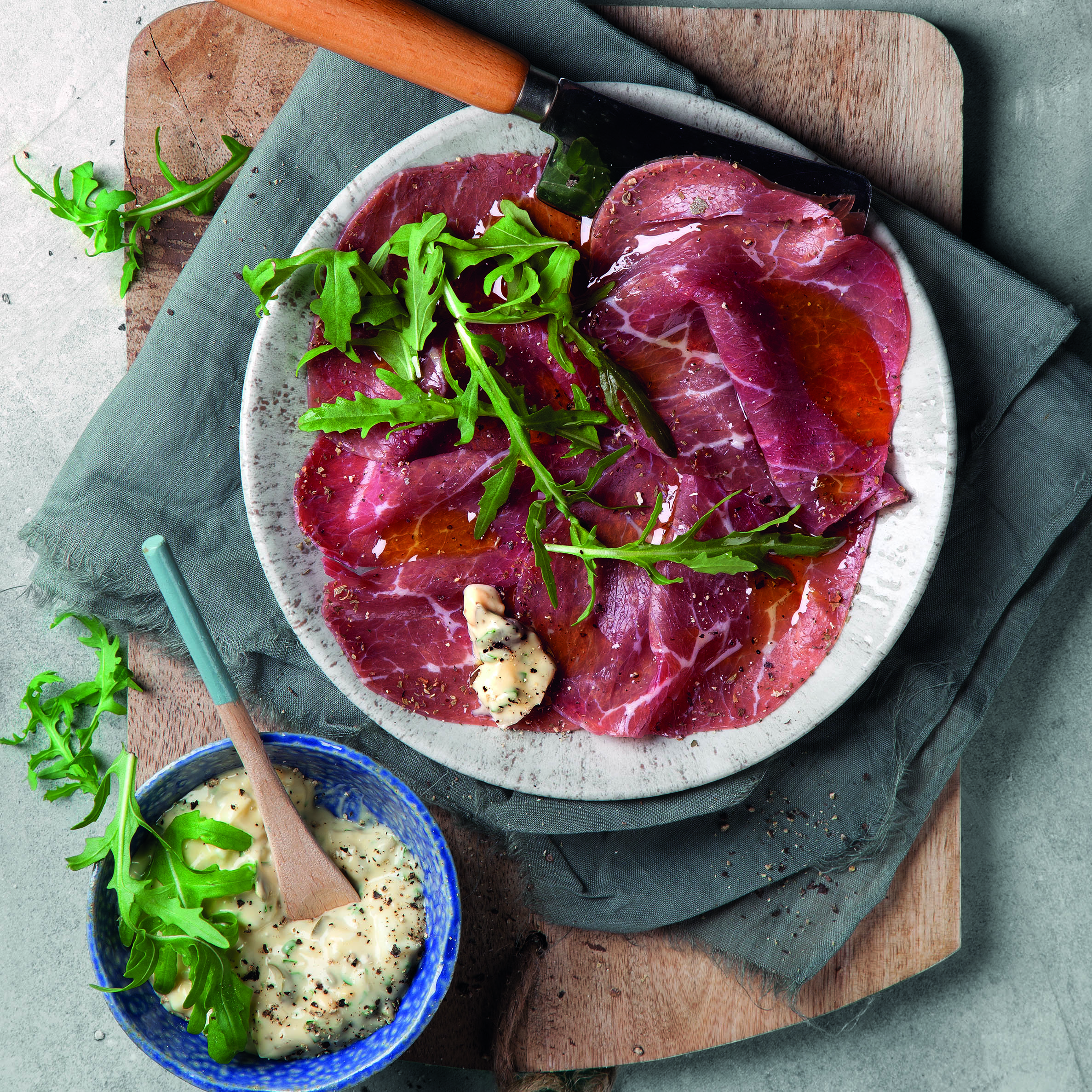 Carpaccio de vedella amb salsa tàrtara
