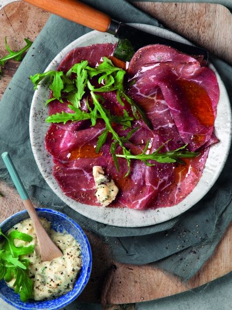 Carpaccio de ternera con salsa tártara