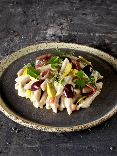 Macarrones fríos con salsa de guapa, anchoas, olivas y verduras