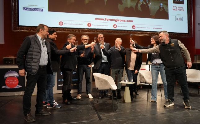 Els xefs Joan Roca, Massimo Bottura, Mauro Colagreco i Nandu Jubany brindant amb els representants dels cellers de Clàssic Penedès, al Fòrum Gastronòmic