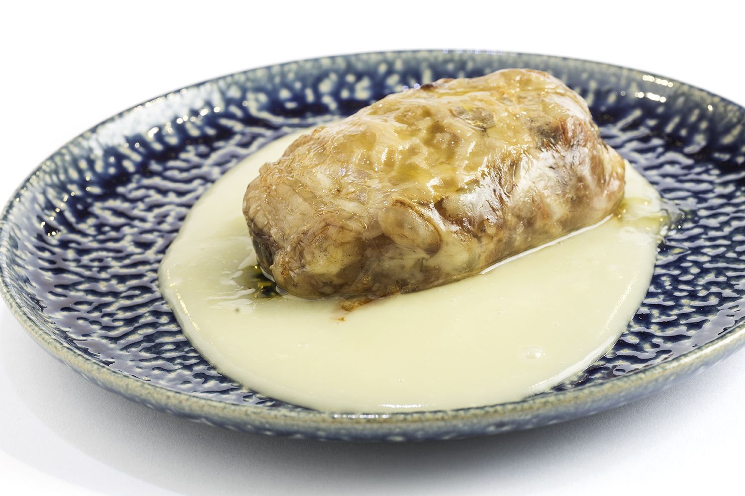 Manitas deshuesadas rellenas de boletus y butifarra negra