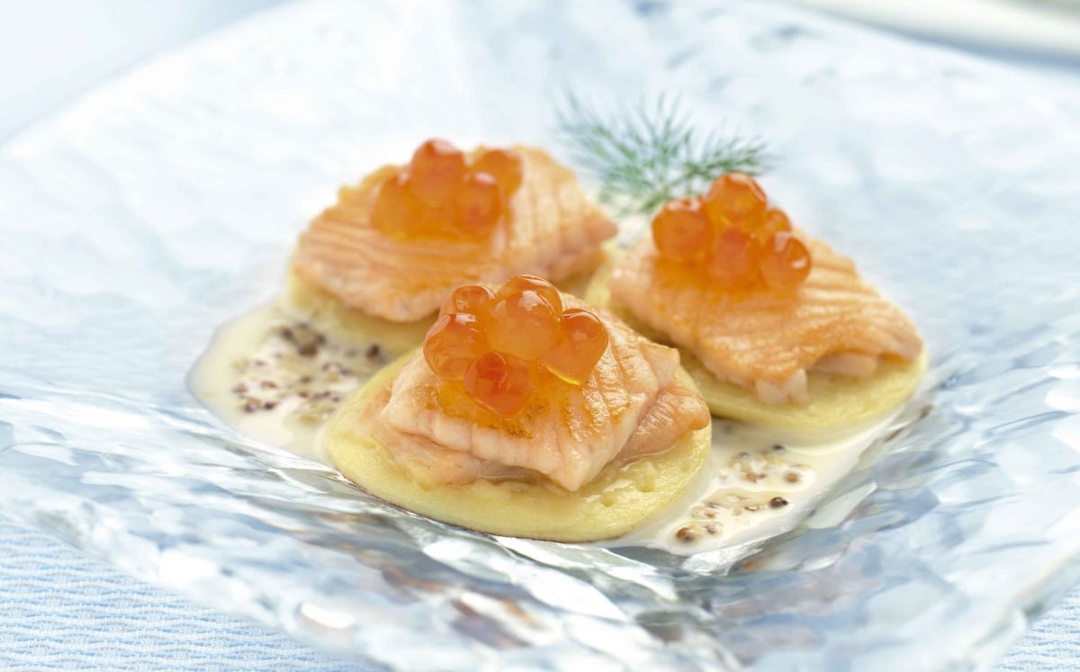 Blinis de huevas de salmón