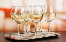 copas de vino blanco