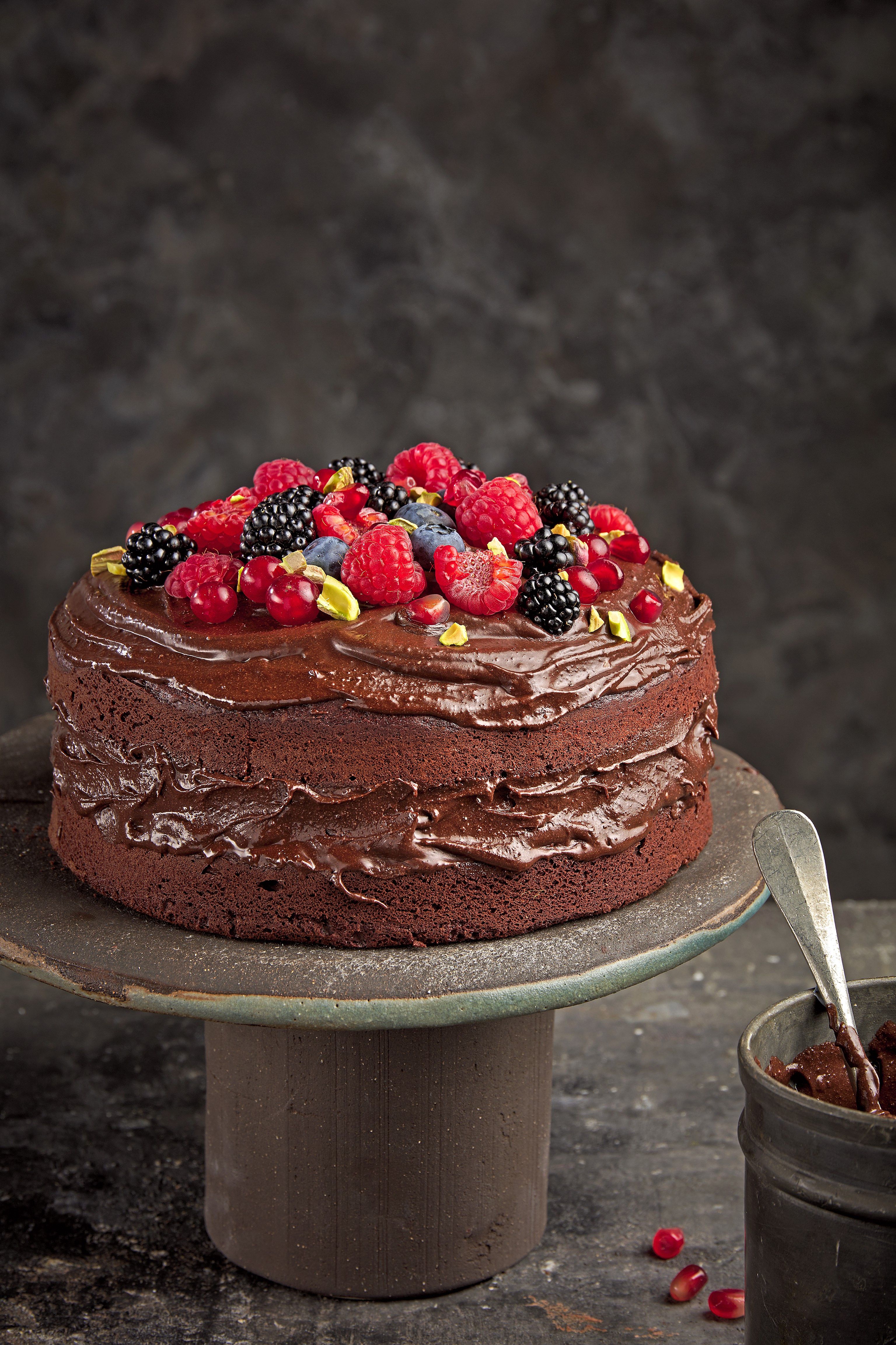 Pastís de xocolata amb crema de cacau i fruites del bosc