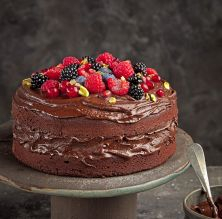 Pastís de xocolata amb crema de cacau i fruites del bosc