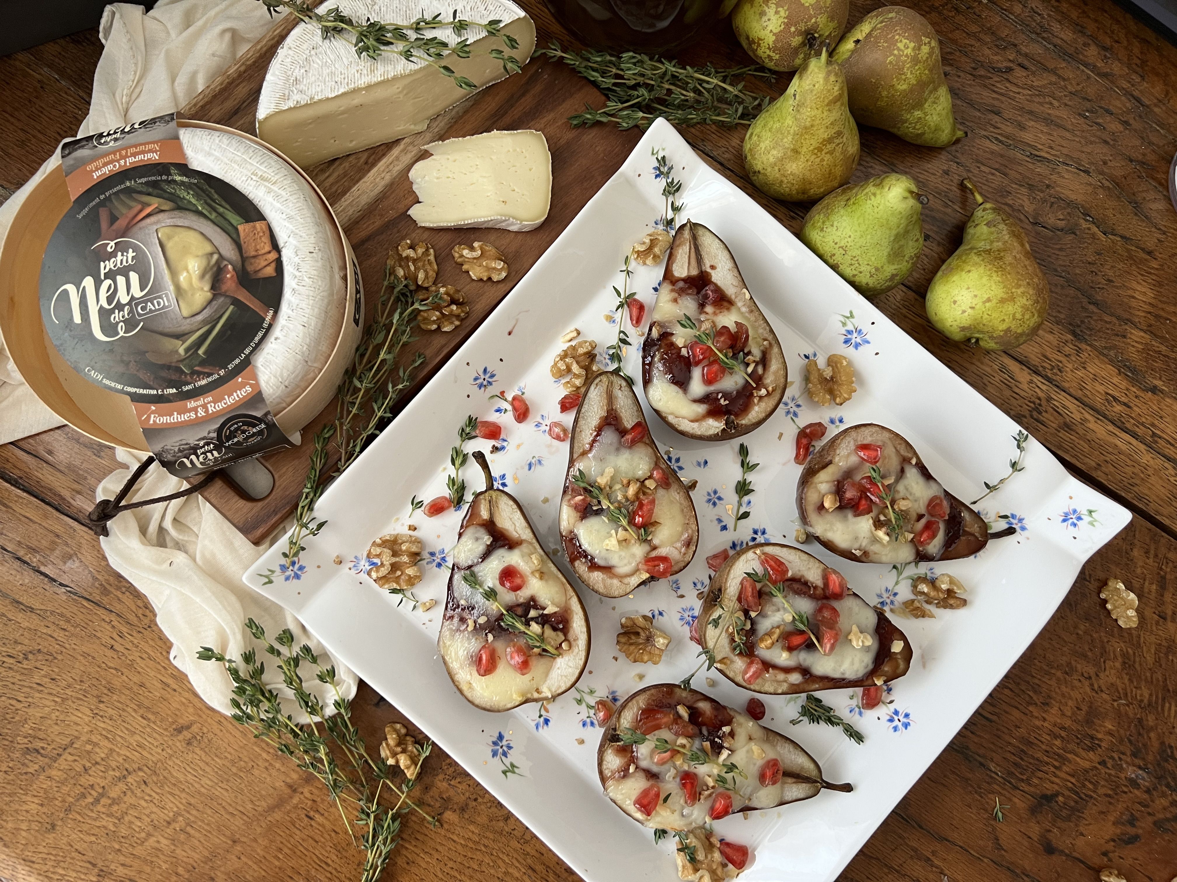 Peres al forn amb formatge Petit Neu, melmelada de figues i fruita seca