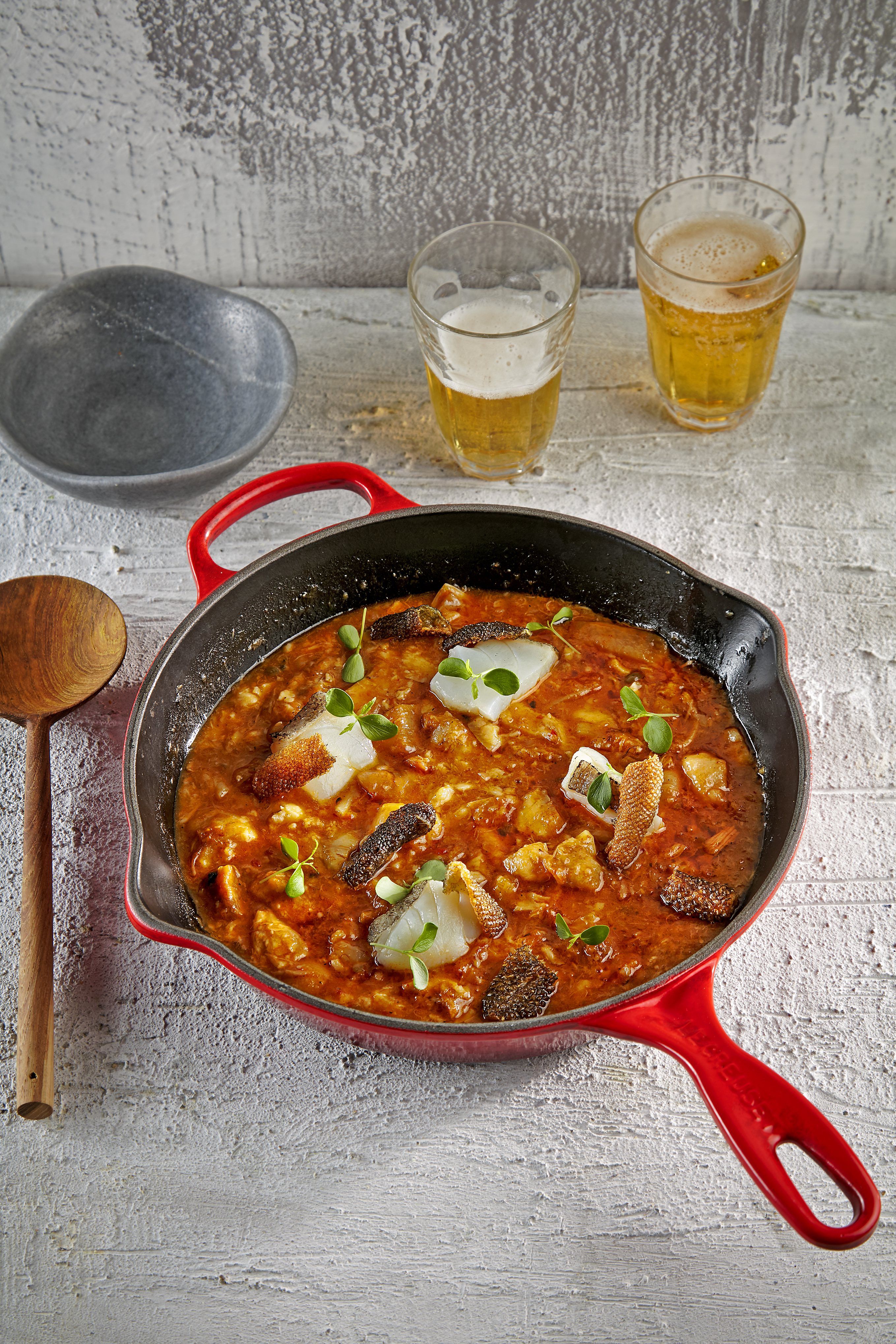 Peus de porc amb orella i bacallà