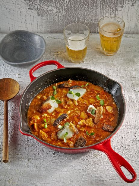 Manitas de cerdo con oreja y bacalao