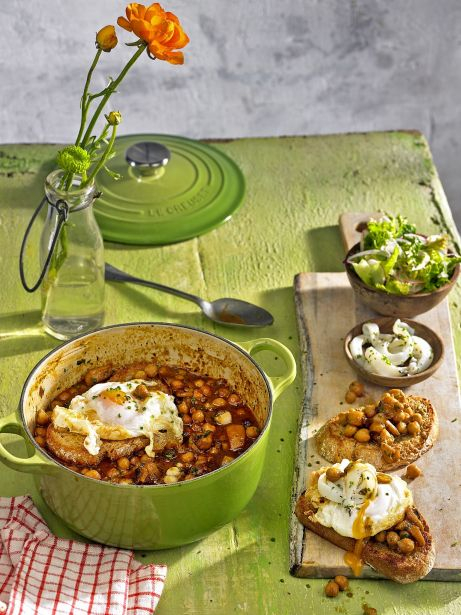 Garbanzos con sepia y huevo frito