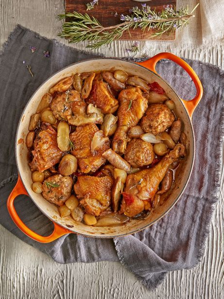 Pollo con salchichas, albóndigas con salsifí, cebollas y setas