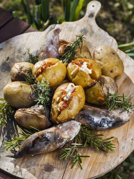 Patatas al rescoldo rellenas de sobrasada y queso cremoso