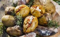 Patates al caliu farcides de sobrassada i formatge cremós