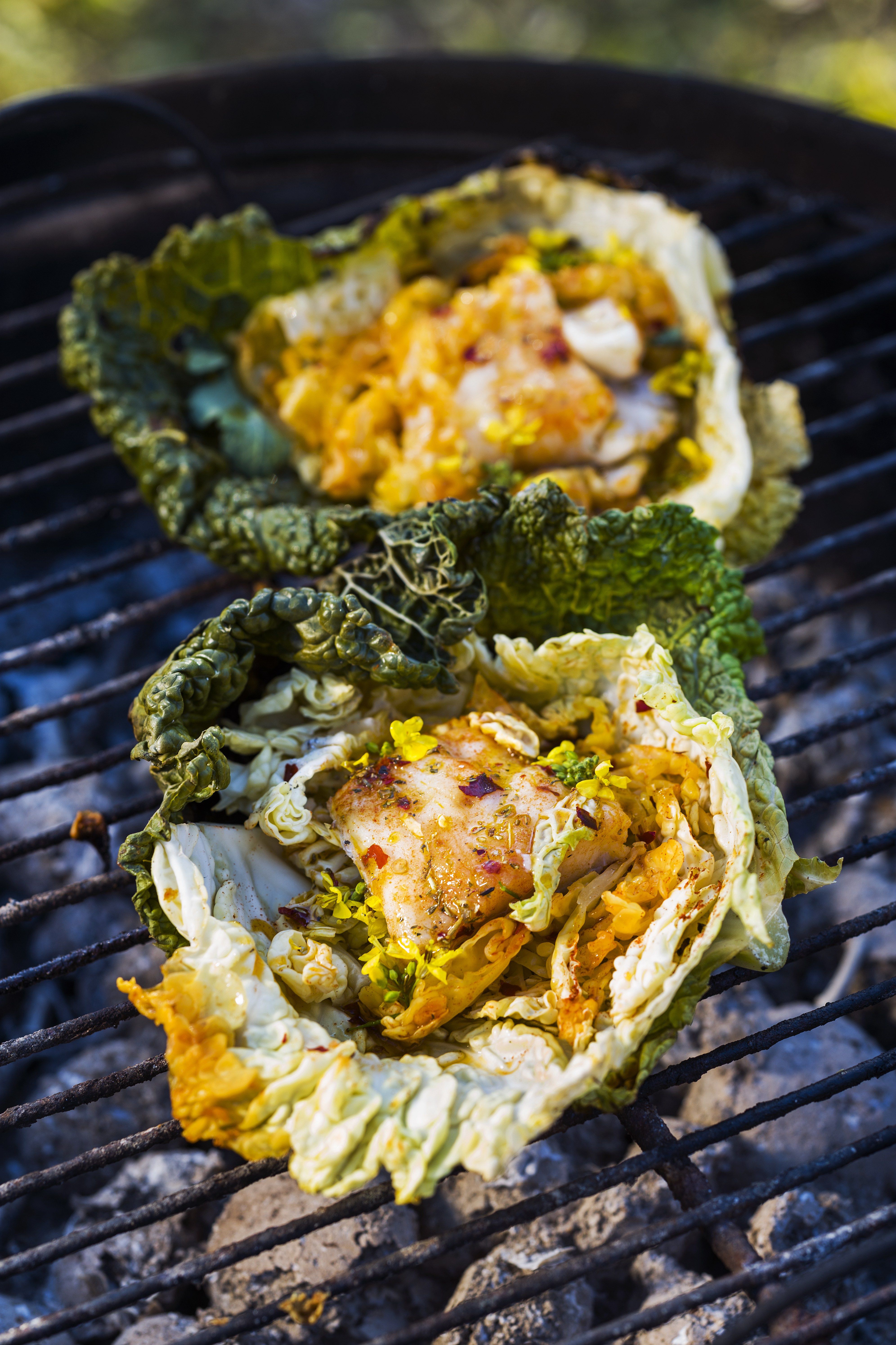 Bacallà amb romesco en papillota de col a la brasa