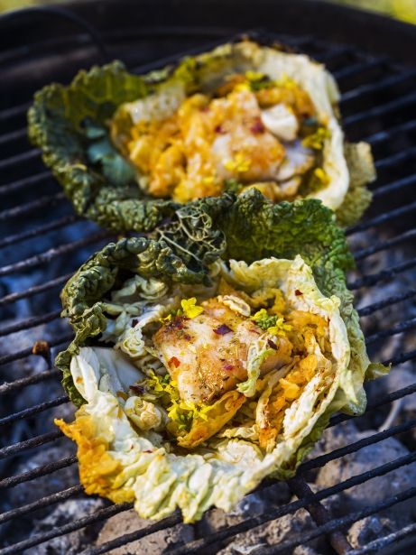 Bacalao con romesco en papillota de col a la brasa