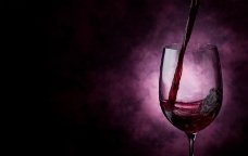 copa vino tinto y fondo lila