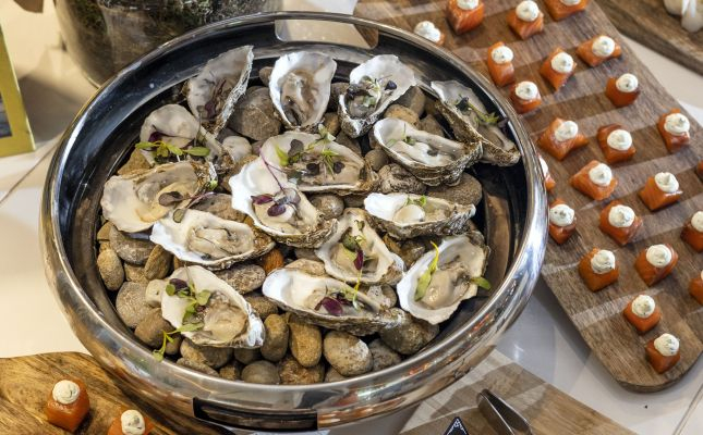 La barra d'ostres i fumats de Brunch Terrenal