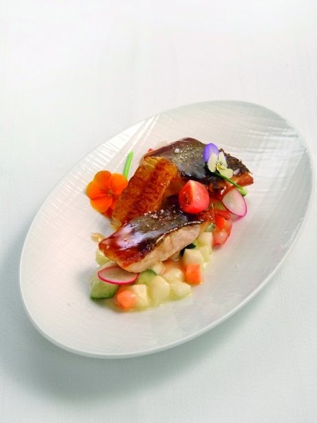 Dorada de costa lacada con miel y sake, verduras y vinagreta de trufa