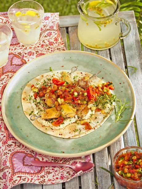 Brochetas de pollo con samfaina, calabacín y hummus con pan de pita