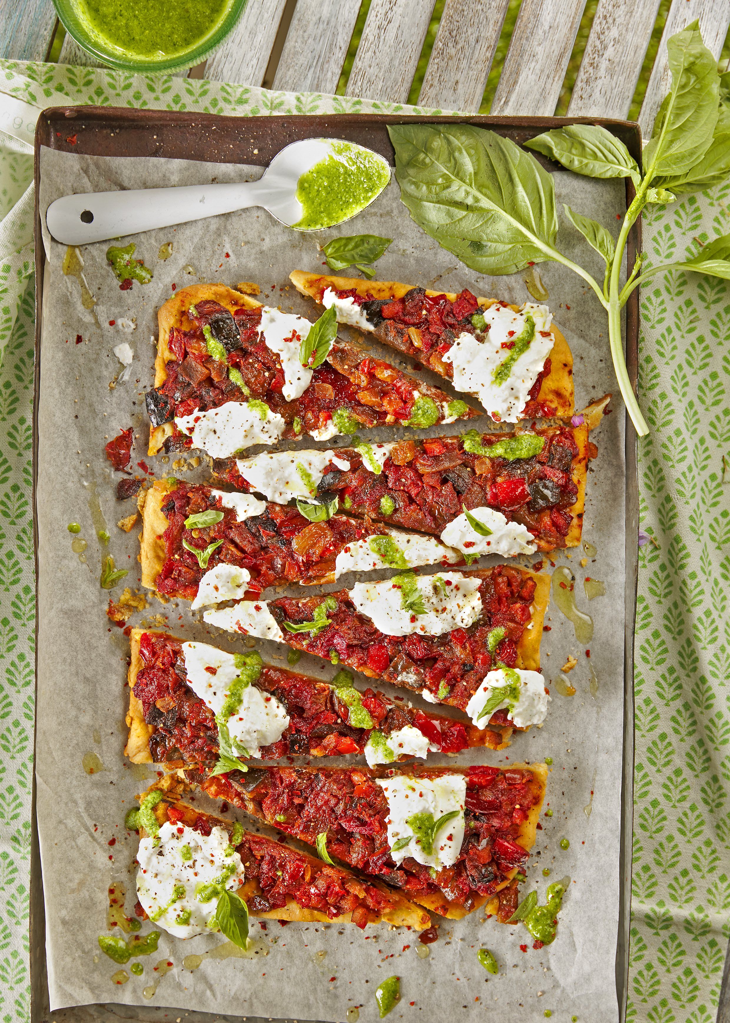 Coca cruixent de samfaina, burrata i picada d'alfàbrega