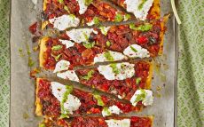 Coca cruixent de samfaina, burrata i picada d'alfàbrega
