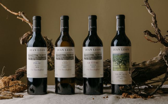 Els quatre vins amb les respectives etiquetes commemoratives