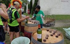 Tast de vins durant la Marathon du Medoc, a la regió de Bordeus