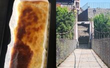Peça del pastís de formatge i pont de Rupit