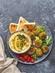 Falafel con hummus y pan de pita