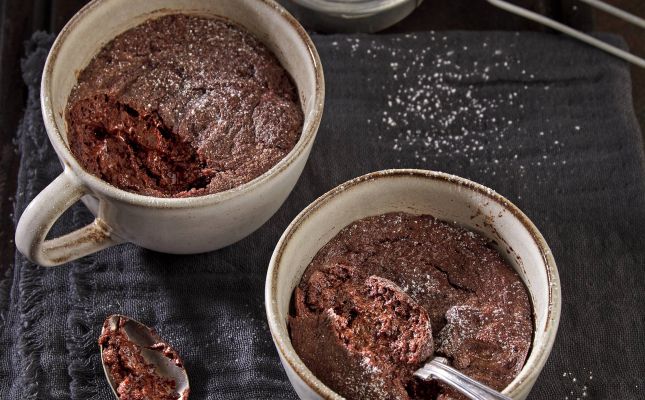 Pastís calent de xocolata i garrofa