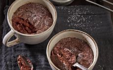 Pastís calent de xocolata i garrofa
