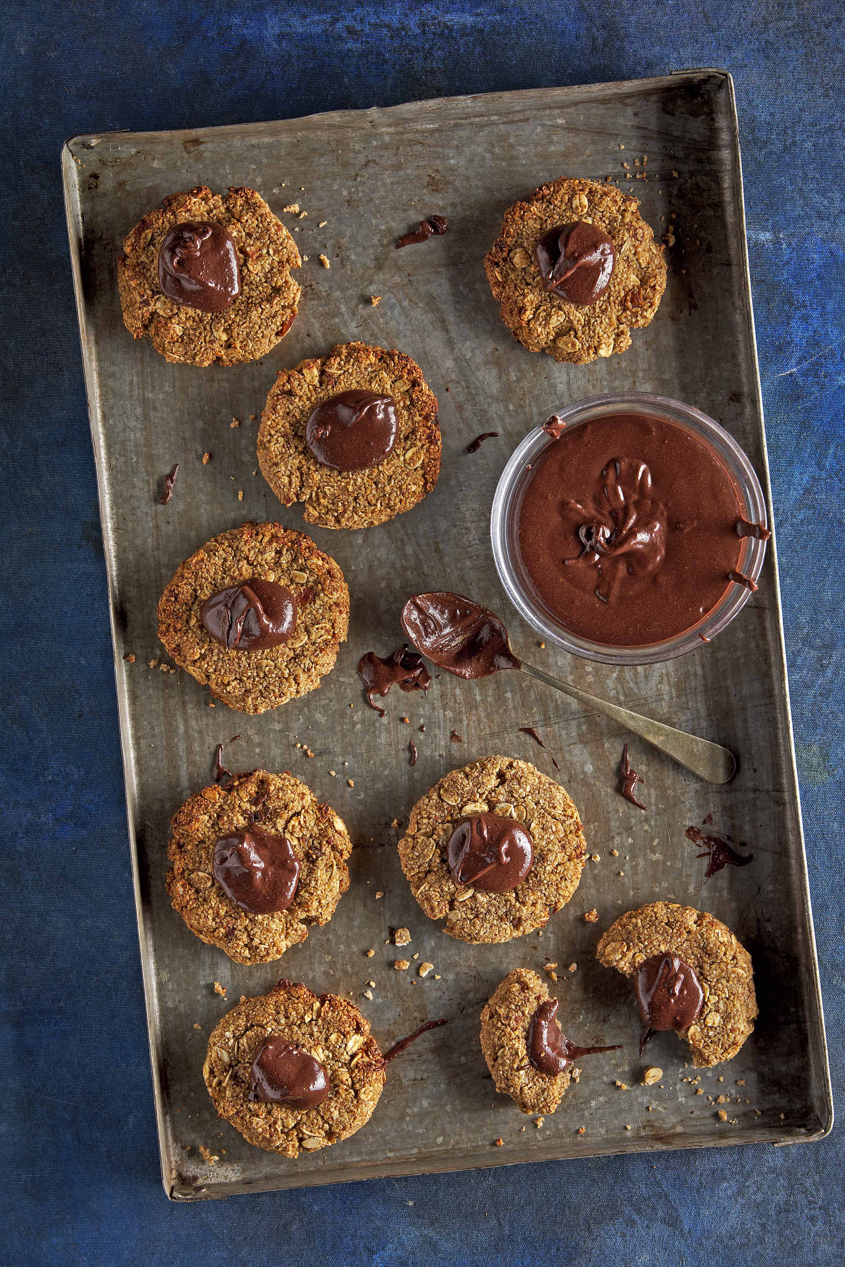 Galetes de civada, dàtils i canyella amb crema de cacau casolana